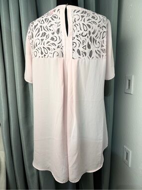Vince Camuto Blush Pink Blouse Sz M High low hem lace shoulder insert
